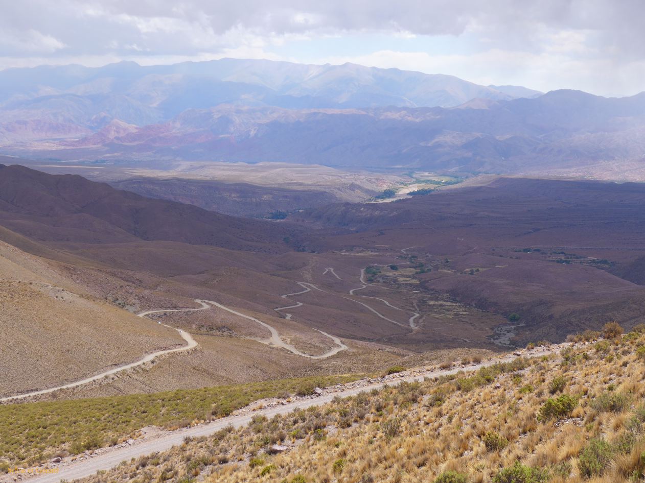 La Quebrada Humahuaca Mirador del Hornocal au loin Humamuaca