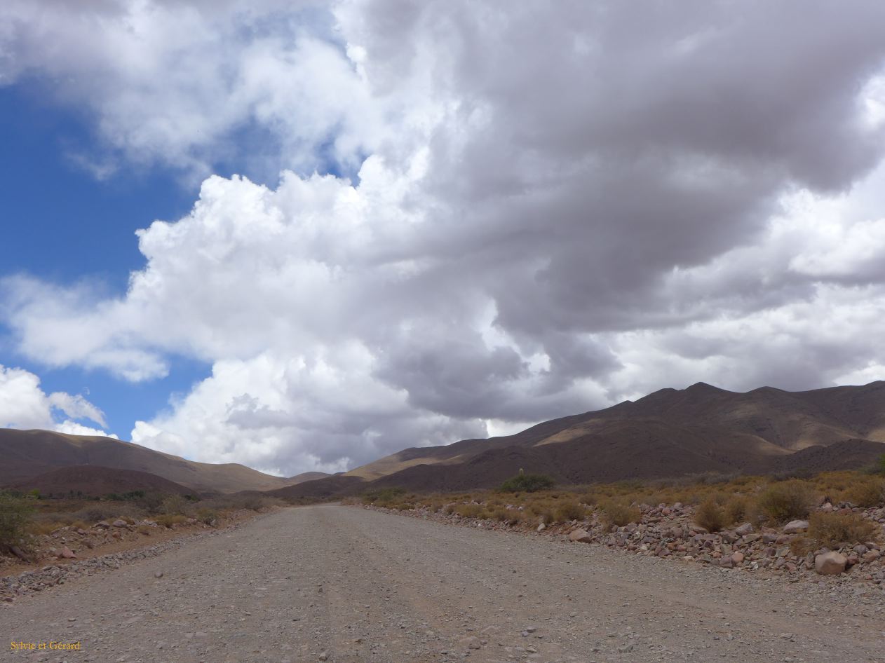 La Quebrada Humahuaca Mirador del Hornocal la piste sous les nuages