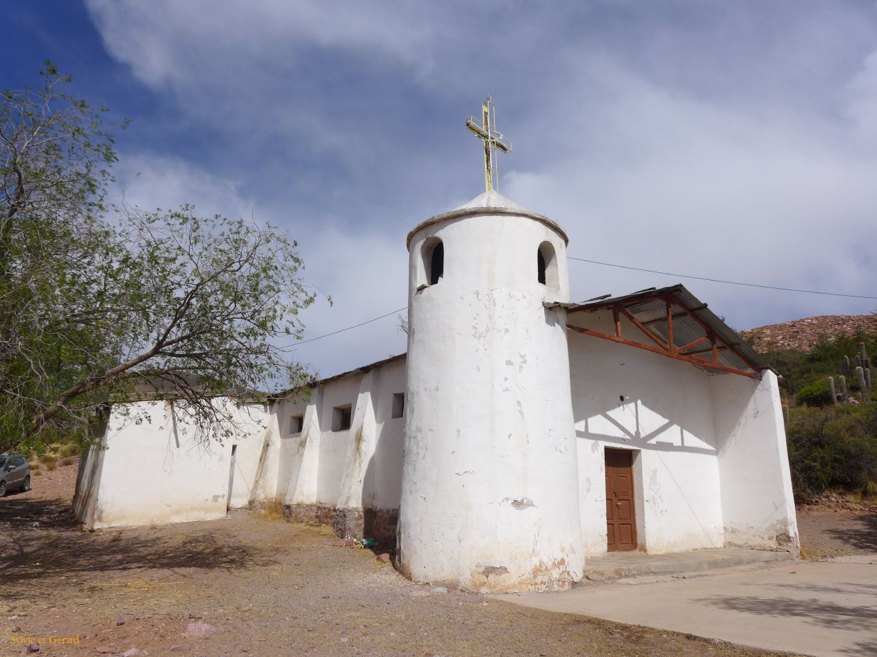 La Quebrada Humahuaca Mirador desl Hornacal en redescendant petite église 