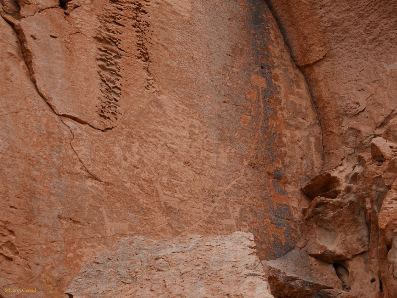 La Puna Los Barrancas vers le canyon un pan de montagne avec des petroglyphes