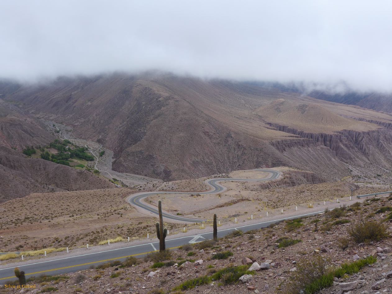 La Puna Vers Pumamarca la ruta 52 Cuesta de Lipan sous les nuages