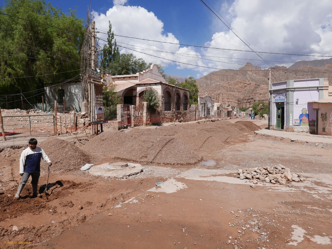 La Quebrada et Tilcara dans la ville les travaux routiers