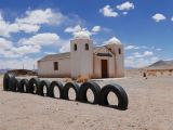 La Puna Les Salinas Grande  sur la ruta 52 église 