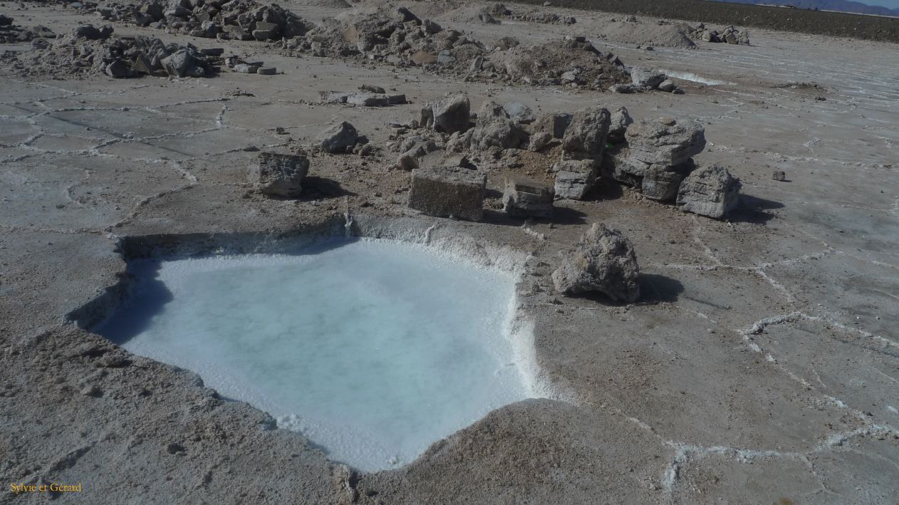 Argentine Nord Puna la route de Susques traversée des Salinas Grande  130 trou de sel