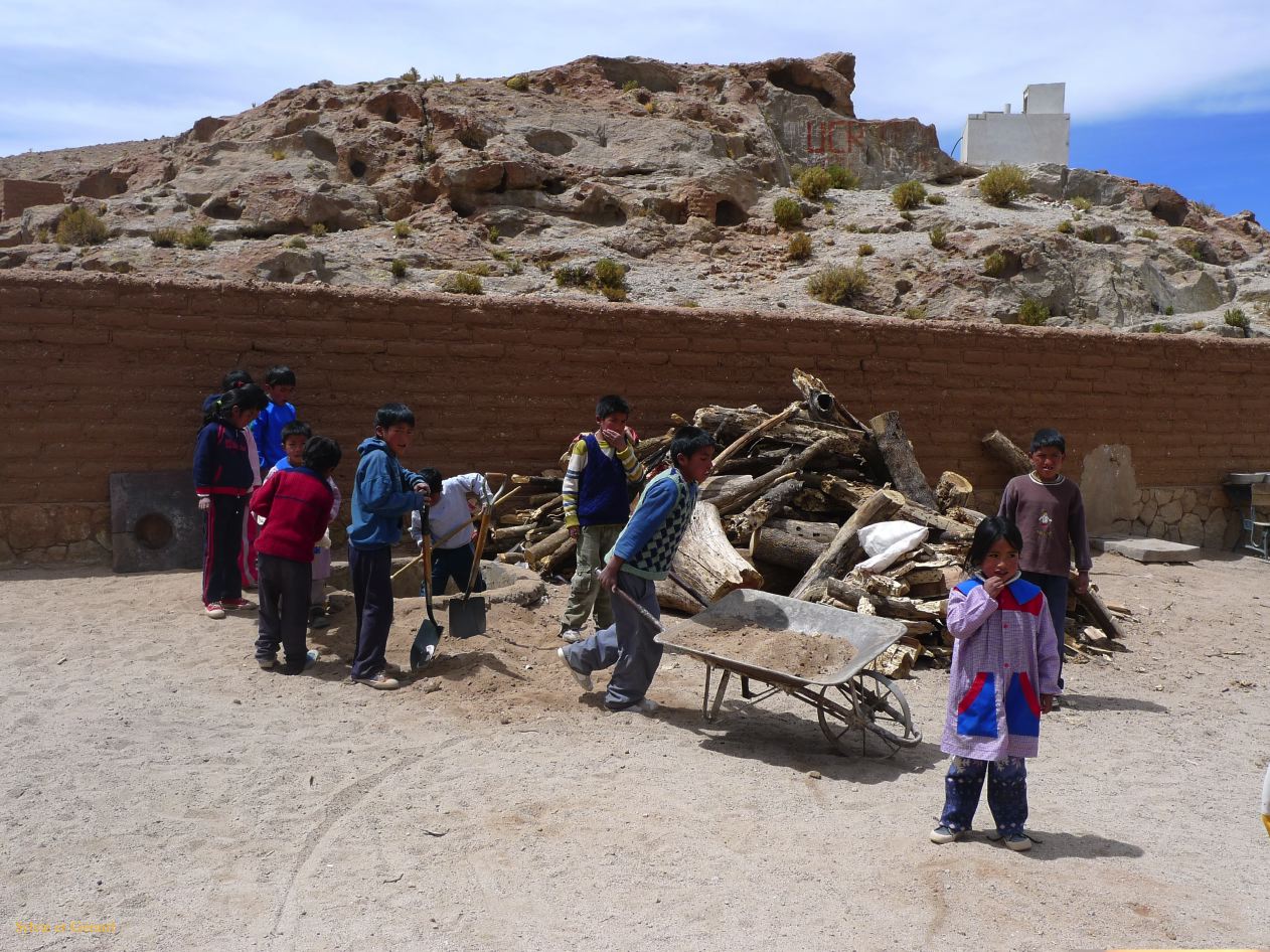 Argentine Nord Puna Susques à San Juan l'école  006 desensablage de la mare aux canards