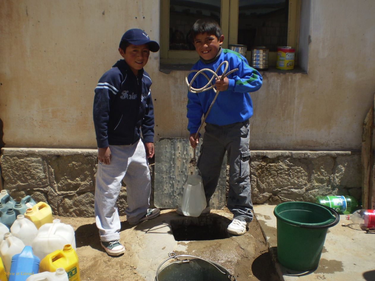 Argentine Nord Puna Susques à San Juan l'école  058 l'eau est tirée du puit