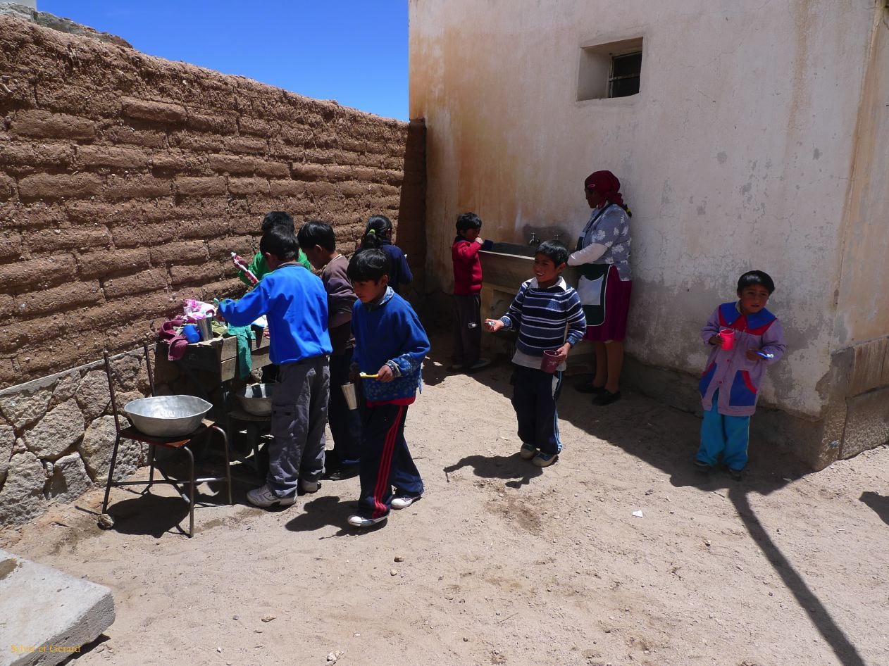 Argentine Nord Puna Susques à San Juan l'école  062 on se lave les dents après le repas