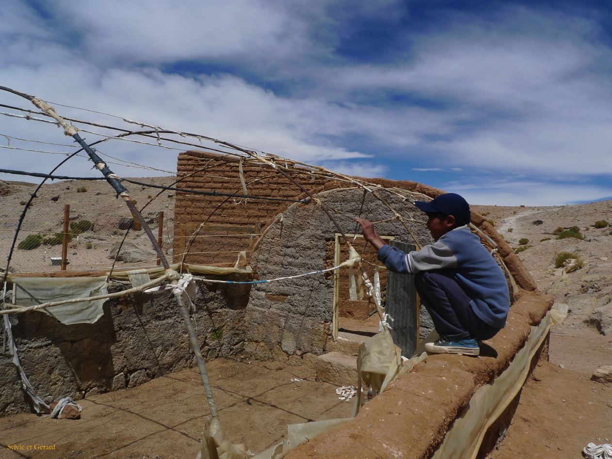 Argentine Nord Puna Susques à San Juan l'école  106 la serre de l'école en réparations