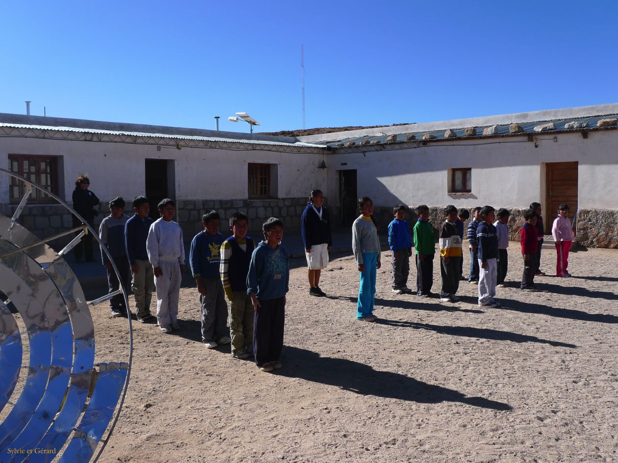 Argentine Nord Puna Susques à San Juan l'école  128 devant le drapeau argentin