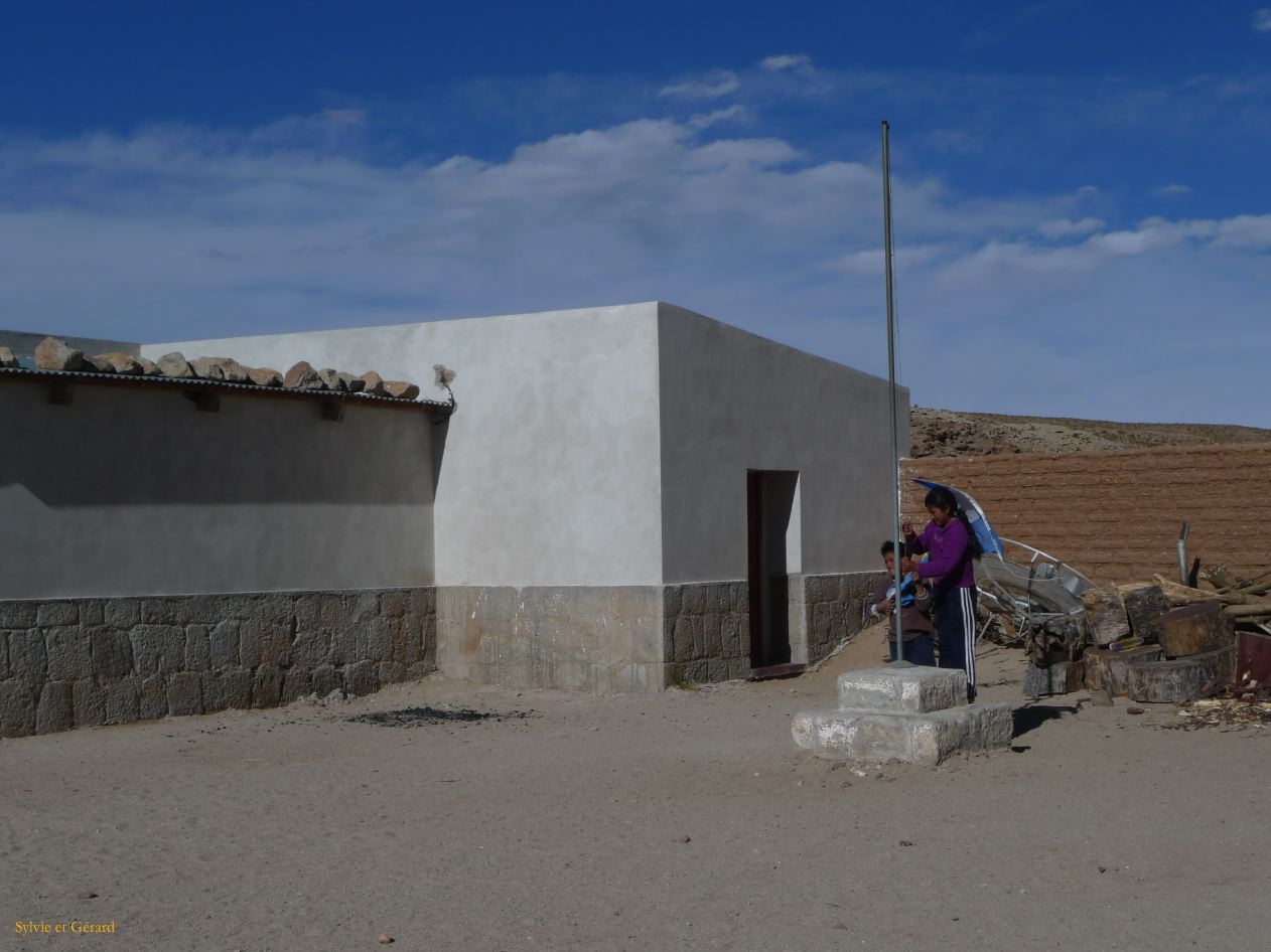 Argentine Nord Puna Susques à San Juan l'école  130 le drapeau est baissé