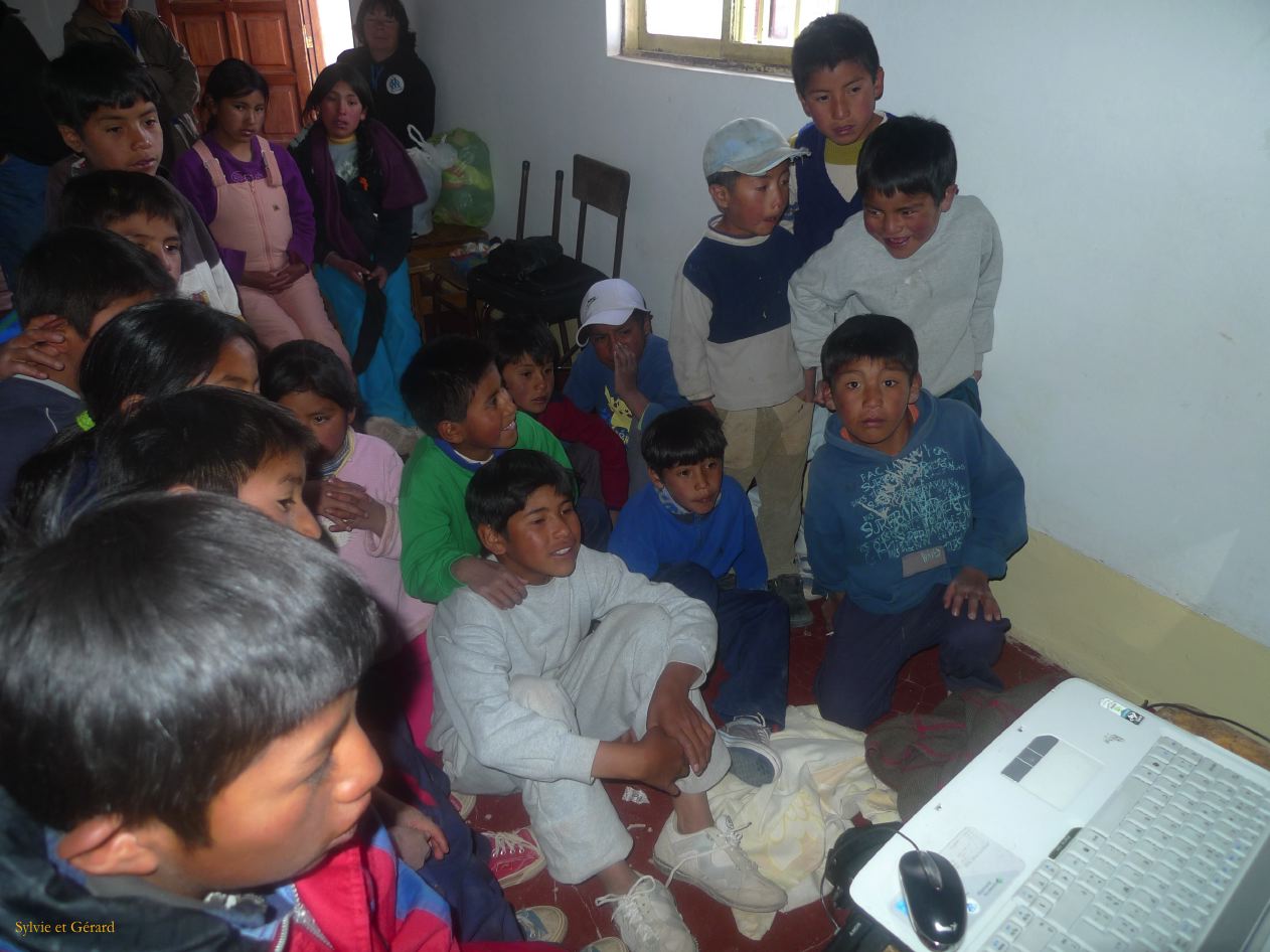 Argentine Nord Puna Susques à San Juan l'école  193 devant le tv