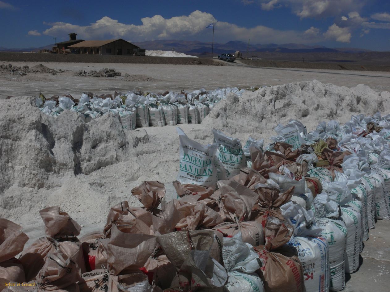 Argentine Nord Puna la route de Susques traversée des Salinas Grande  084 sacs de sel