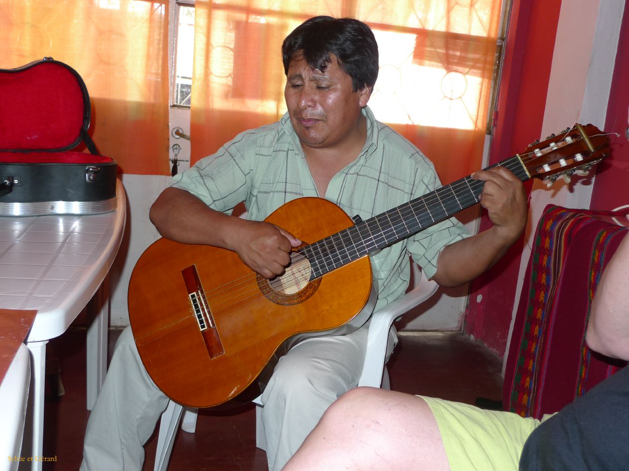 10 Chez Rafael et Mariella à  Jujuy le repas se termine en musique avec le père du prof de musique