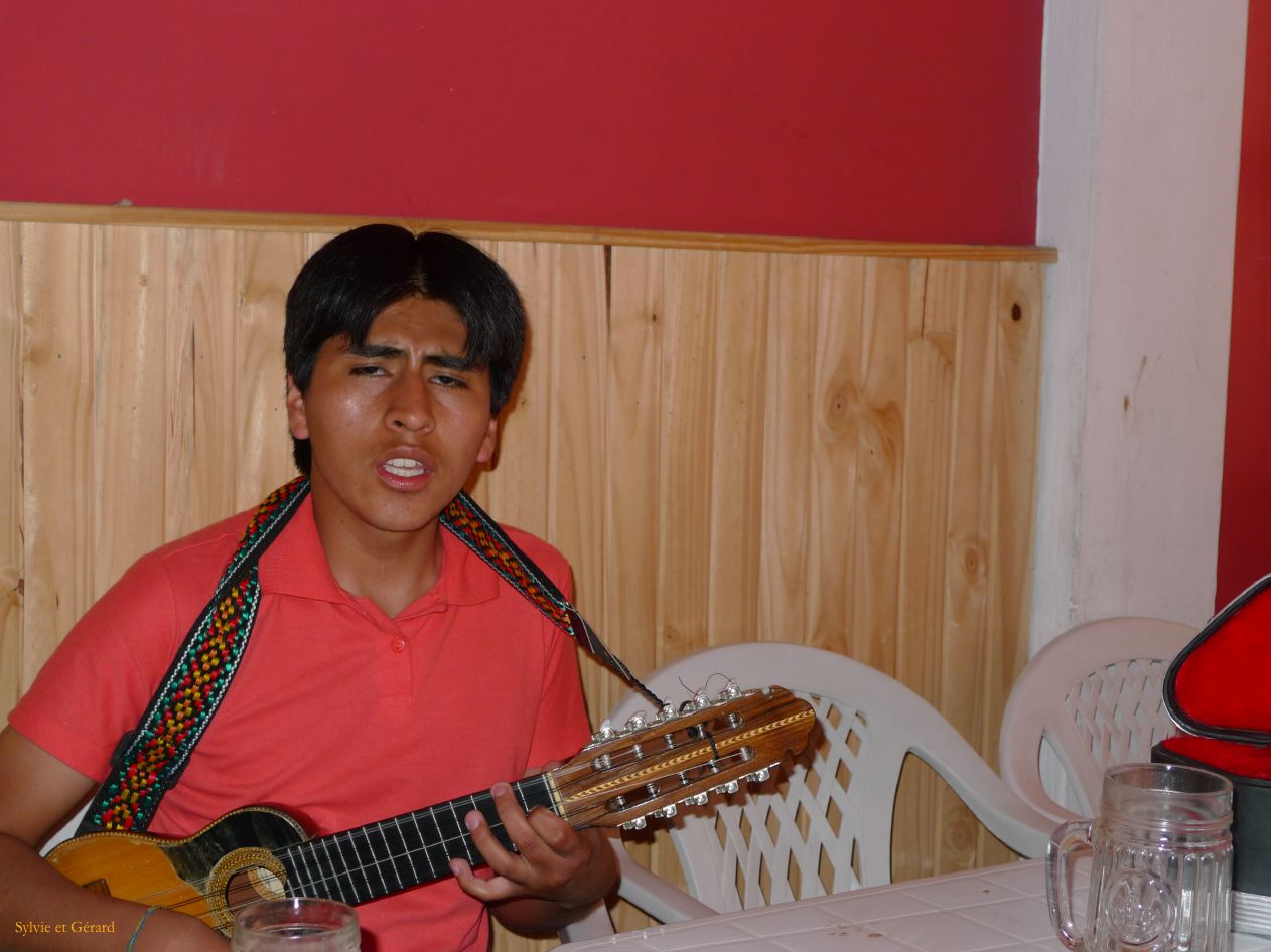 10 Chez Rafael et Mariella à  Jujuy le repas se termine en musique avec le prof de musique
