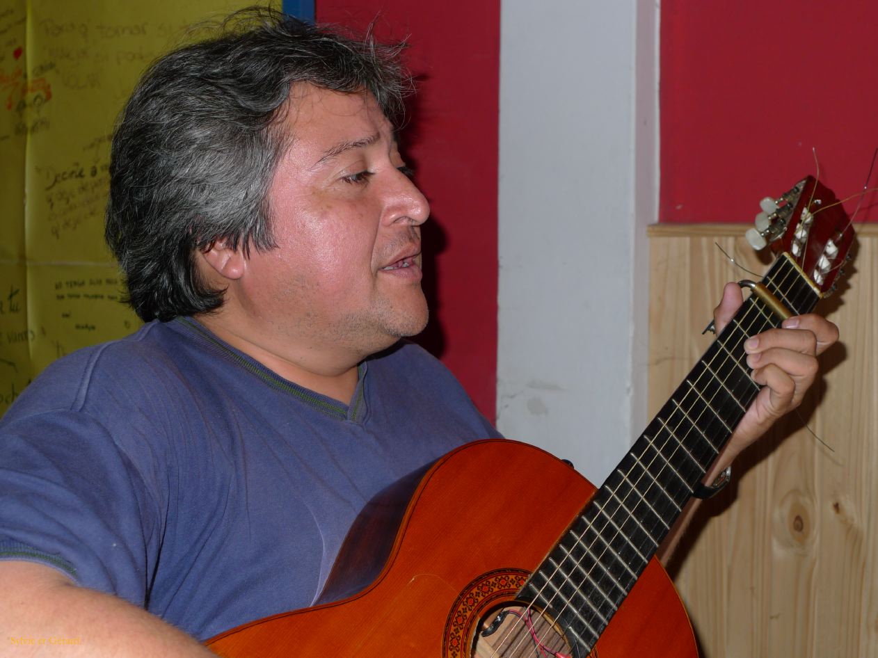 10 Chez Rafael et Mariella à  Jujuy le repas se termine en musique Hugo chante et joue de la guitare