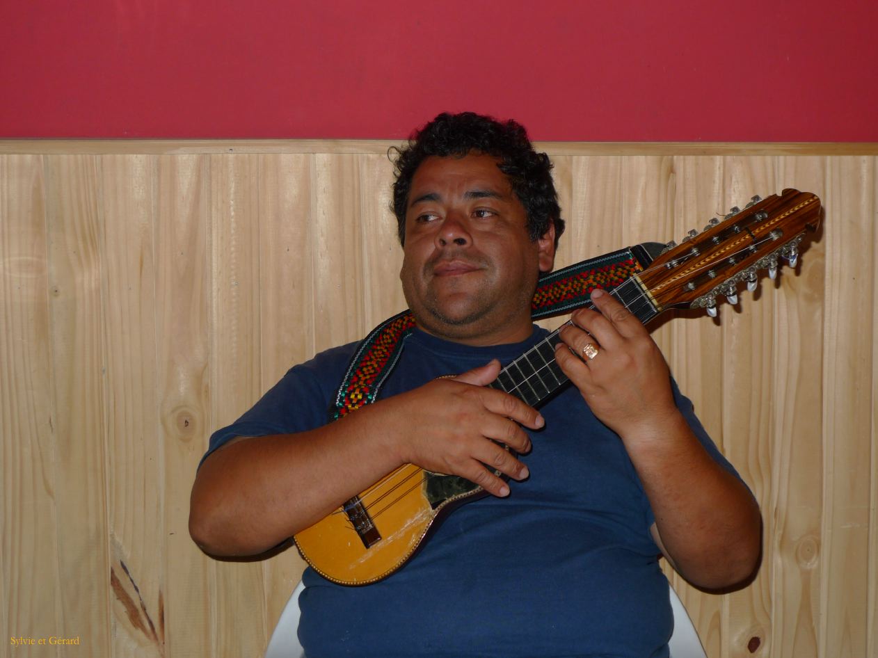 10 Chez Rafael et Mariella à  Jujuy le repas se termine en musique Rafael au charango 
