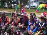 Bolivie Potosi dans la ville les danseurs se reposent  146