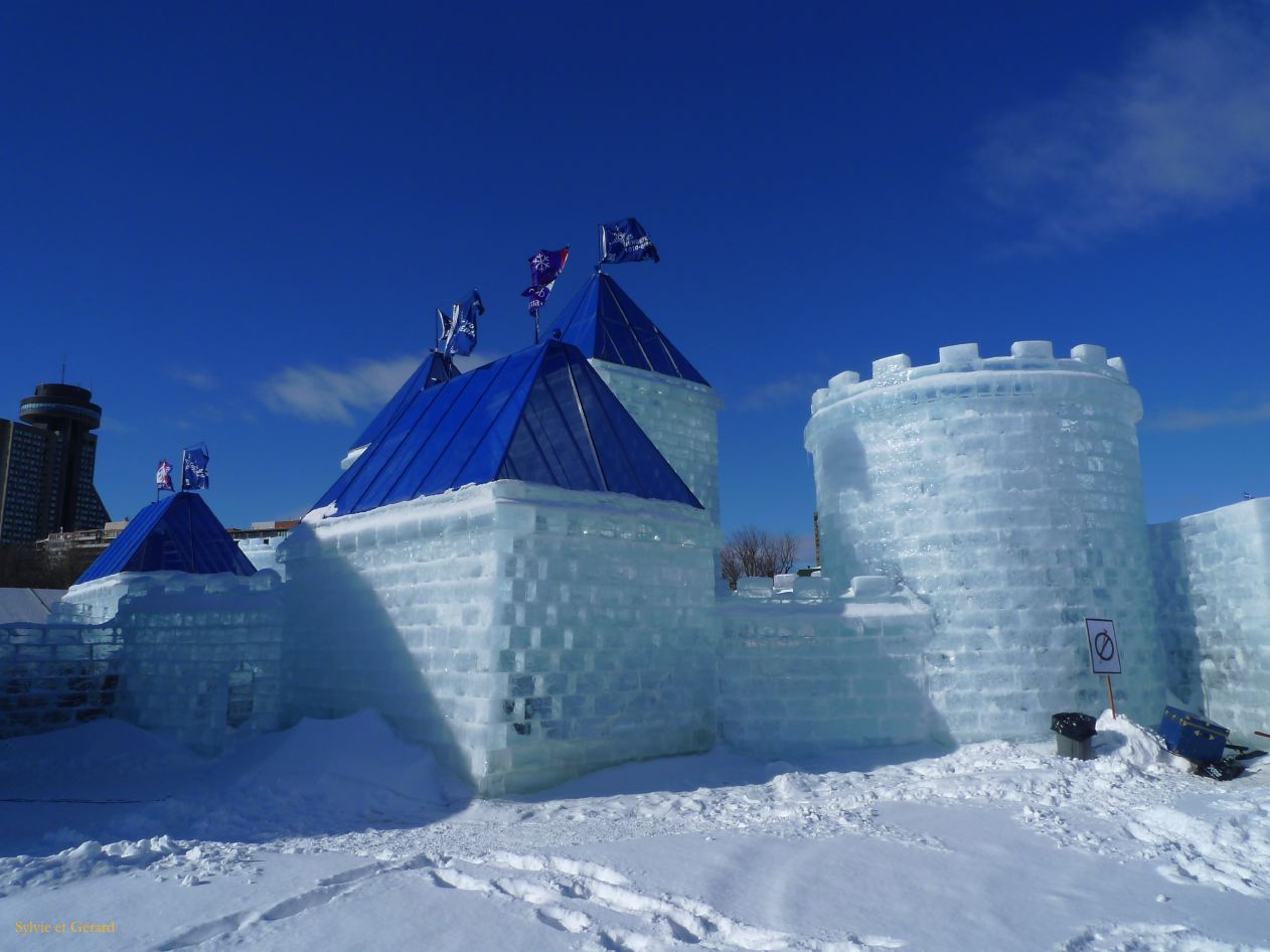 Quebec 13 château de glace construit pour le festival