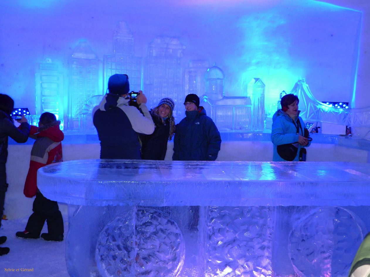 Montreal 018 Village de neige Parc Jean Drapeau le bar de glace