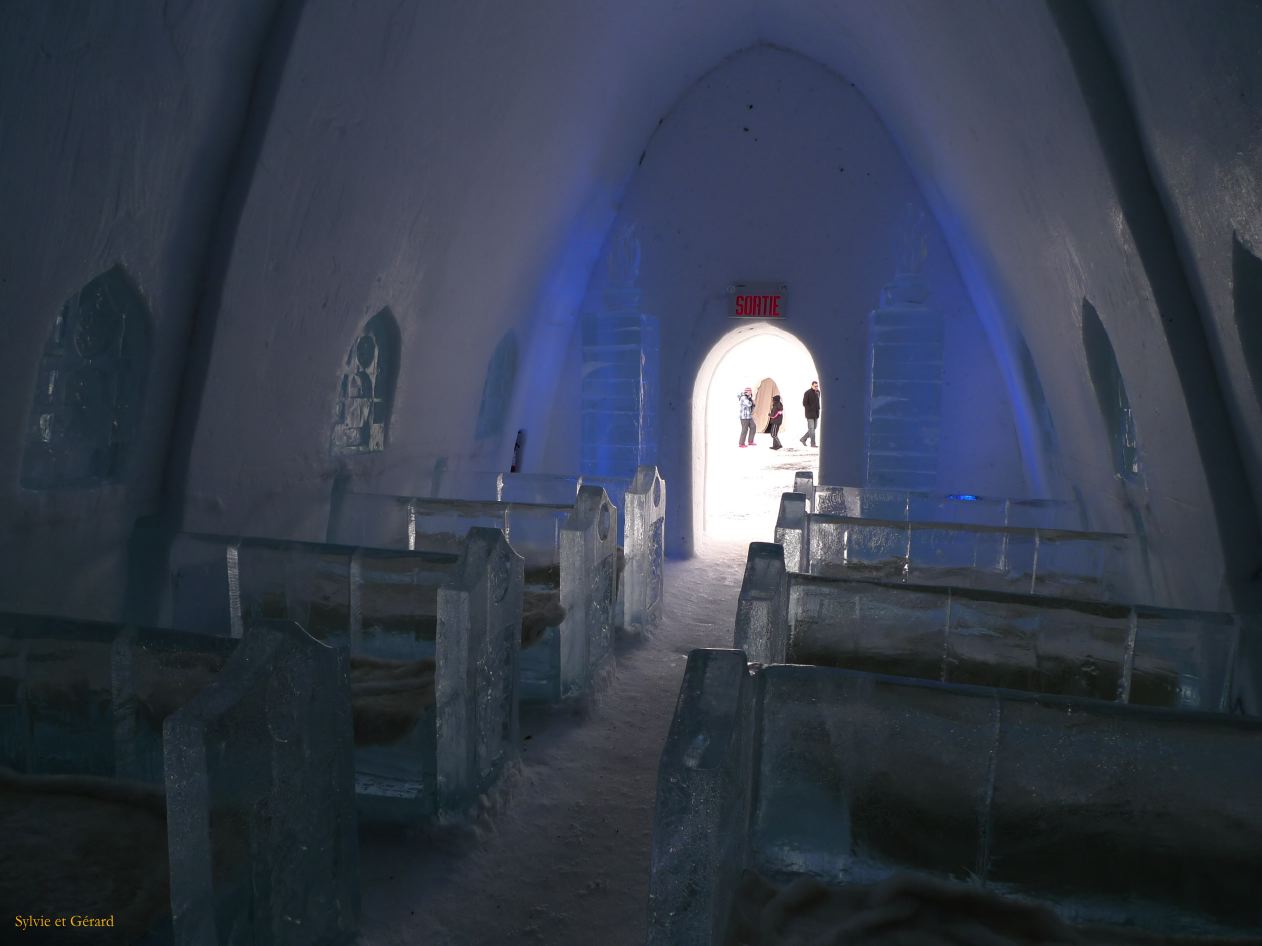 Montreal 021 Village de neige Parc Jean Drapeau dans la chapelle de glace