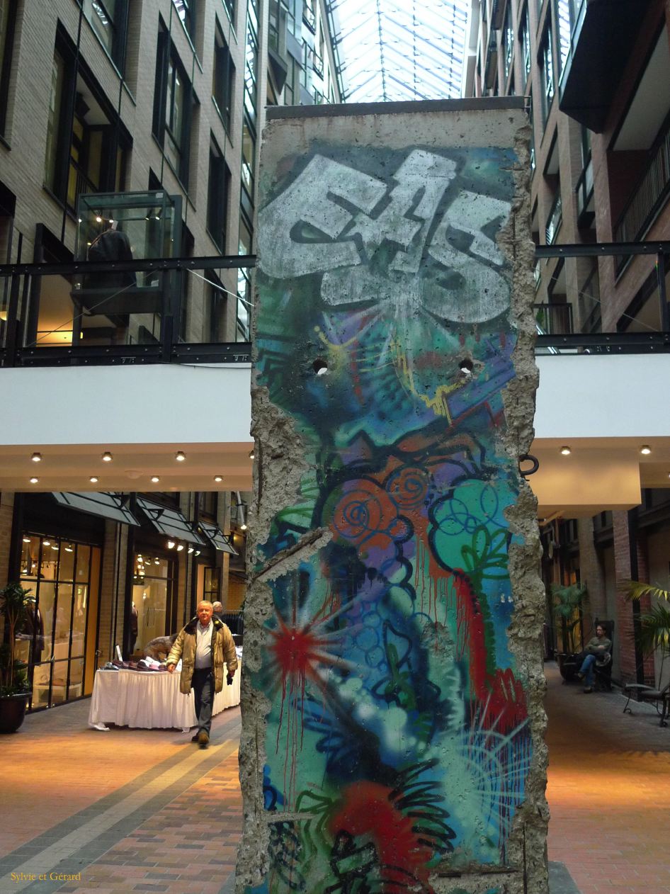 Montreal 030 square Victoria un morceau du mur de Berlin