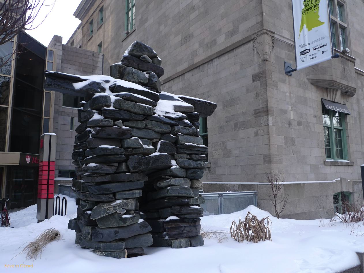 Montreal 049 l'Inukshuh du Musée Mc Cord