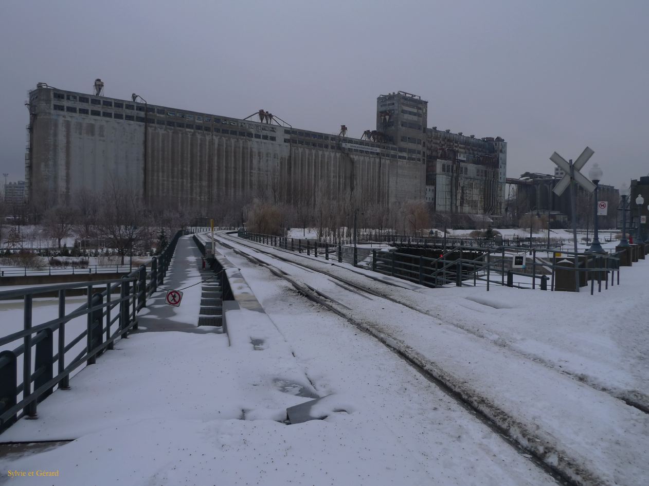 Montreal 086 Vieux Port silos à grains