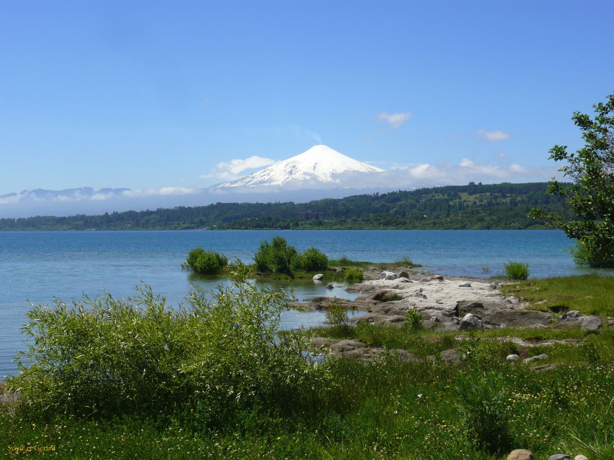 Chili Pucon et le volcan Villarrica vu de Villarrica  110