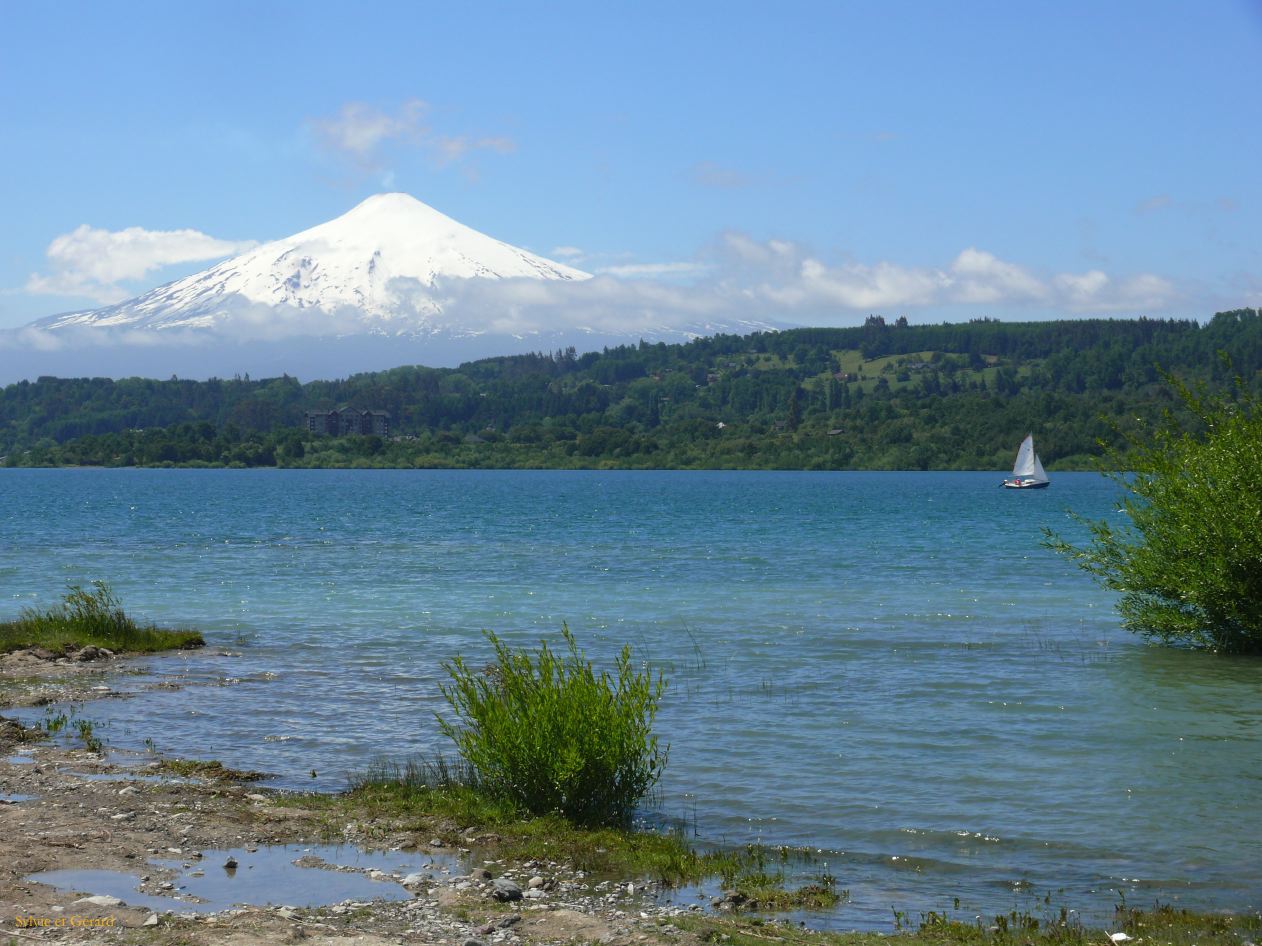 Chili Pucon et le volcan Villarrica vu de Villarrica  111