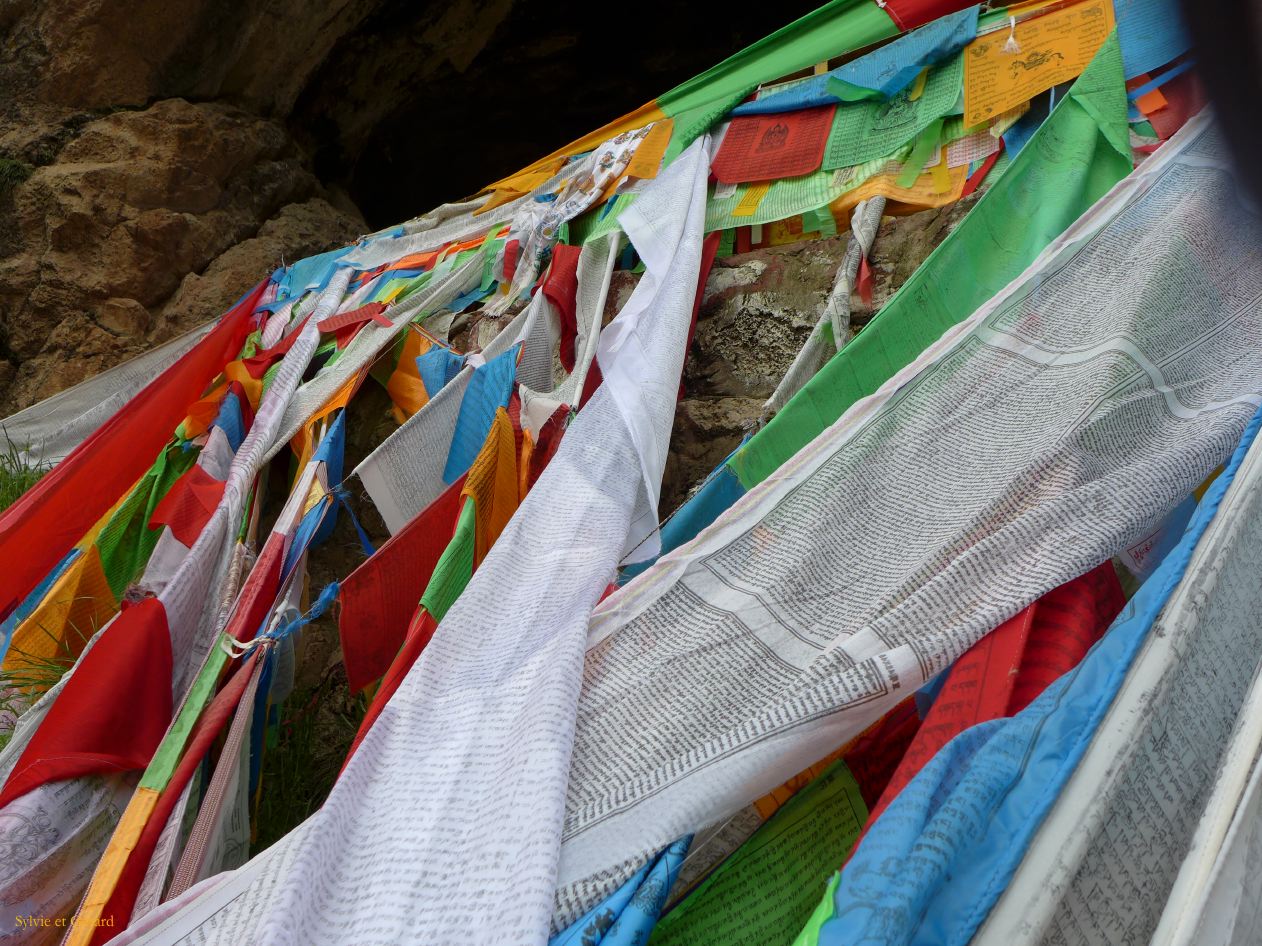 03 31 Xiahe les Prairies de Ganjia entrée de la grotte de Nekhang 
