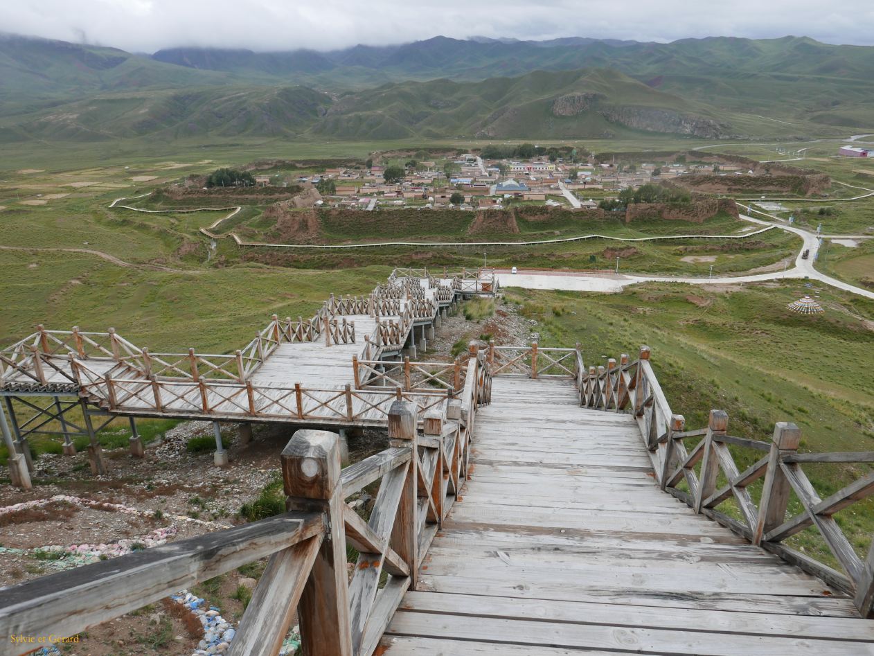03 35 Xiahe les Prairies de Ganjia le village de Bajiao en forme de croix vieux de 2000 ans 