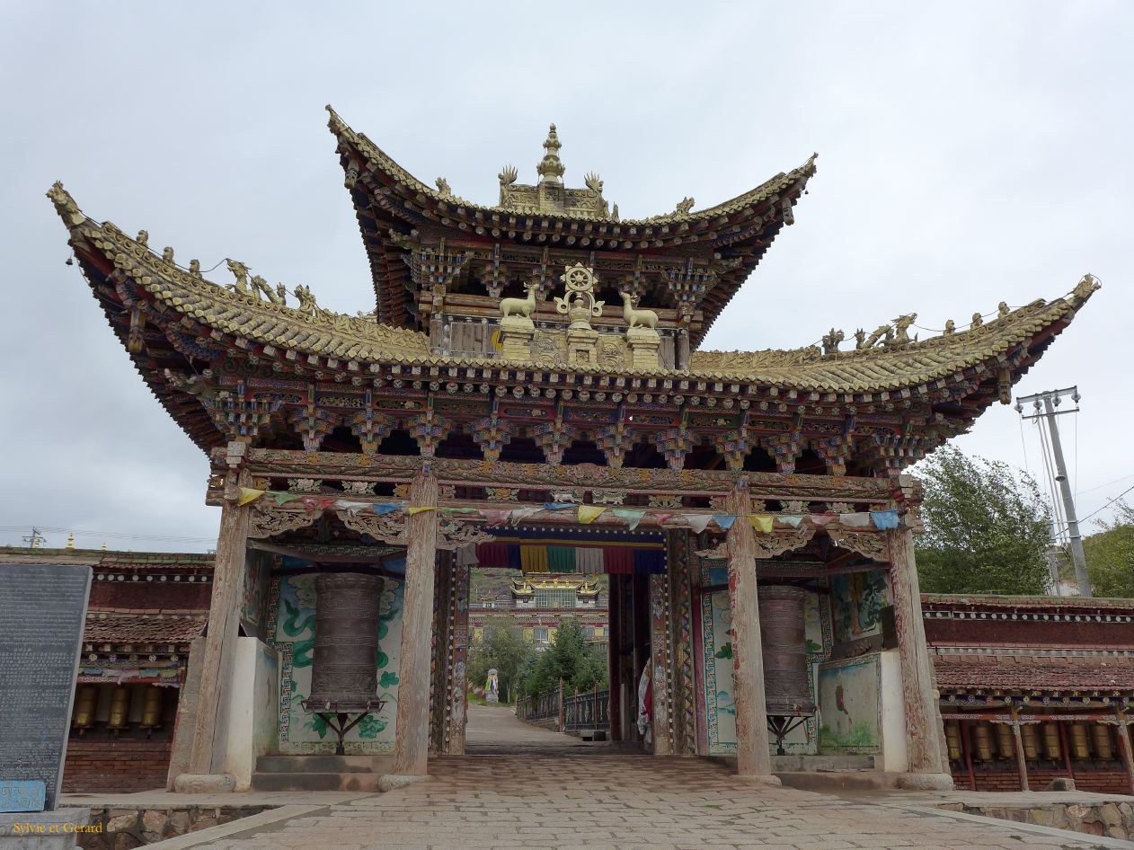 03 41 Xiahe les Prairies de Ganjia entrée du gompa Tseway 