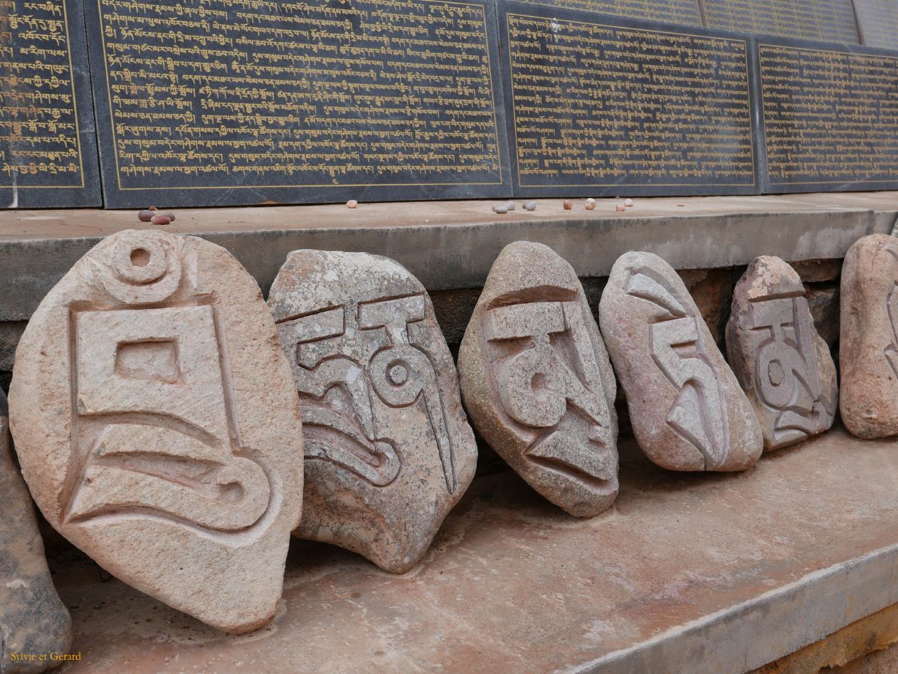 03 47 Xiahe les Prairies de Ganjia gompa Tseway pierres à mani 