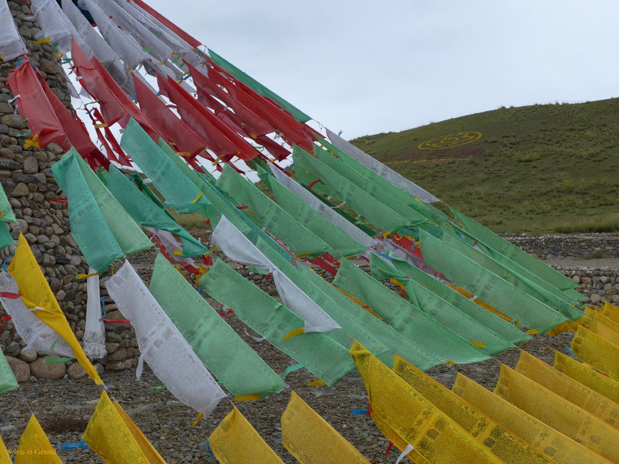 03 48 Xiahe les Prairies de Ganjia les drapeaux à prières