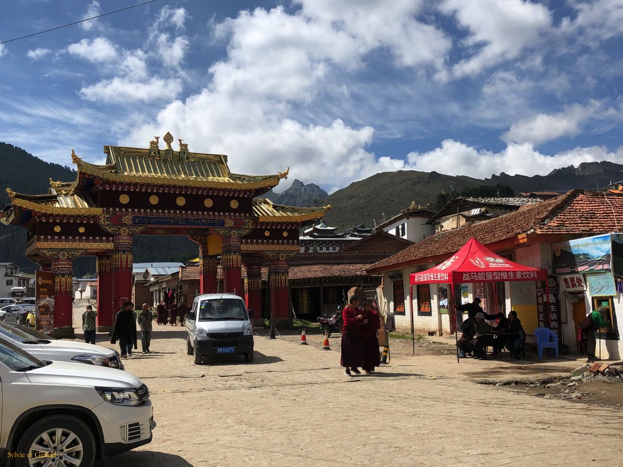 04 01 Langmusi Kerti Gompa ou Lhamo Monastery la porte d'entrée 
