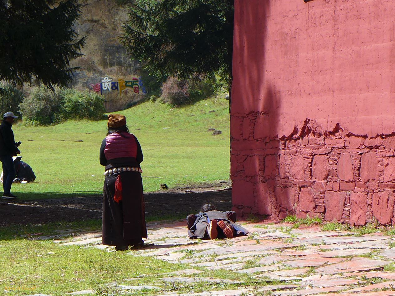 04 08 Langmusi Kerti Gompa séance de prosternation 