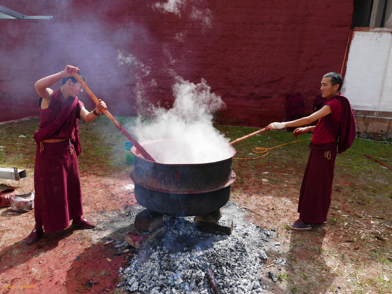 04 11 Langmusi Kerti Gompa la potion magique dans le faitout est de la peinture rouge