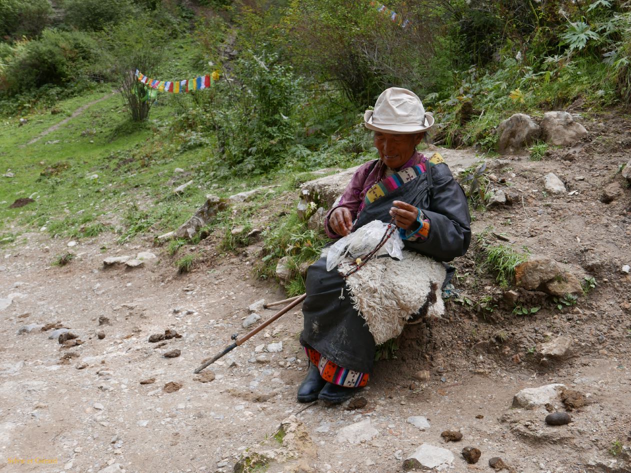 04 24 Langmusi Kerti Gompa vieille dame marchandant des cailloux