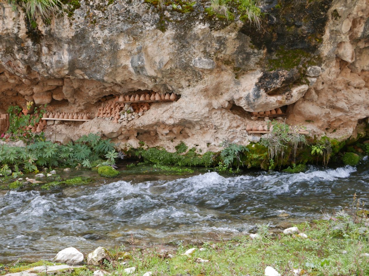 04 25 Langmusi Kerti Gompa la rivière du dragon blanc dans les anfractuosités des tsa-tsas en argile comme offrandes