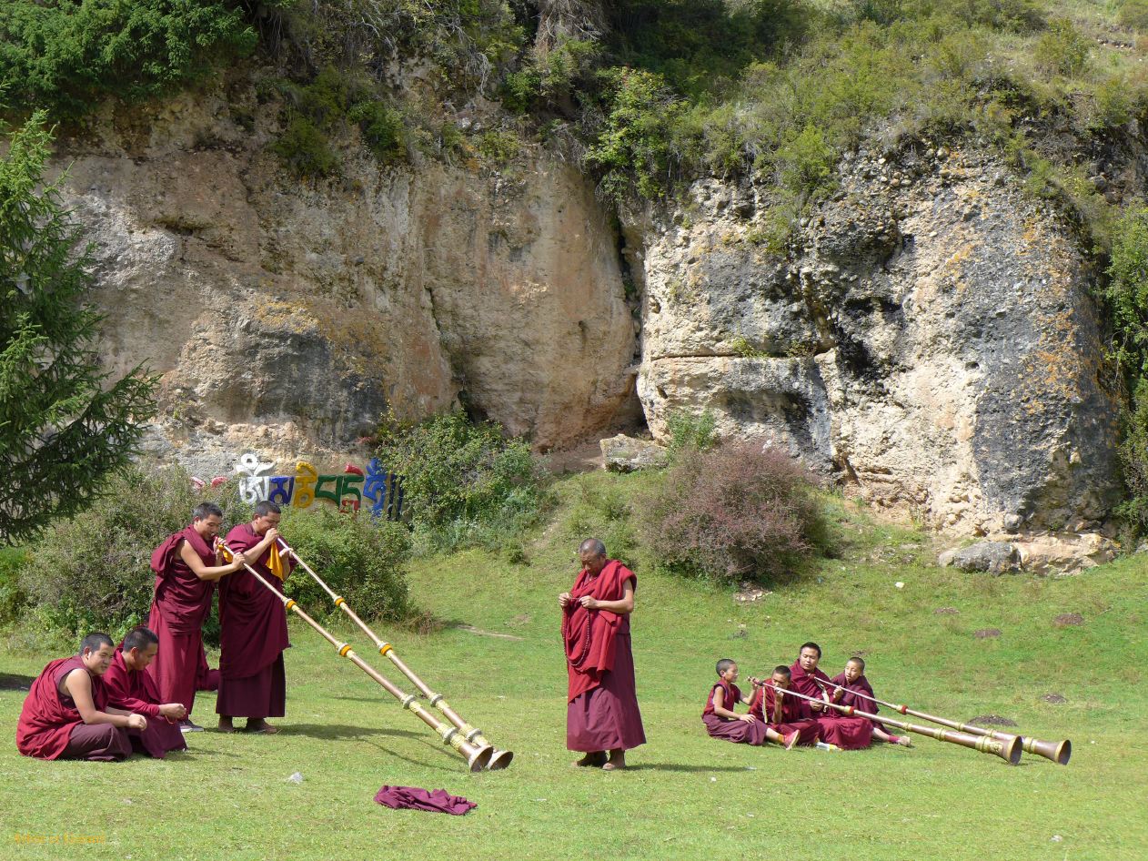 04 26 Langmusi Kerti Gompa les moines musiciens 