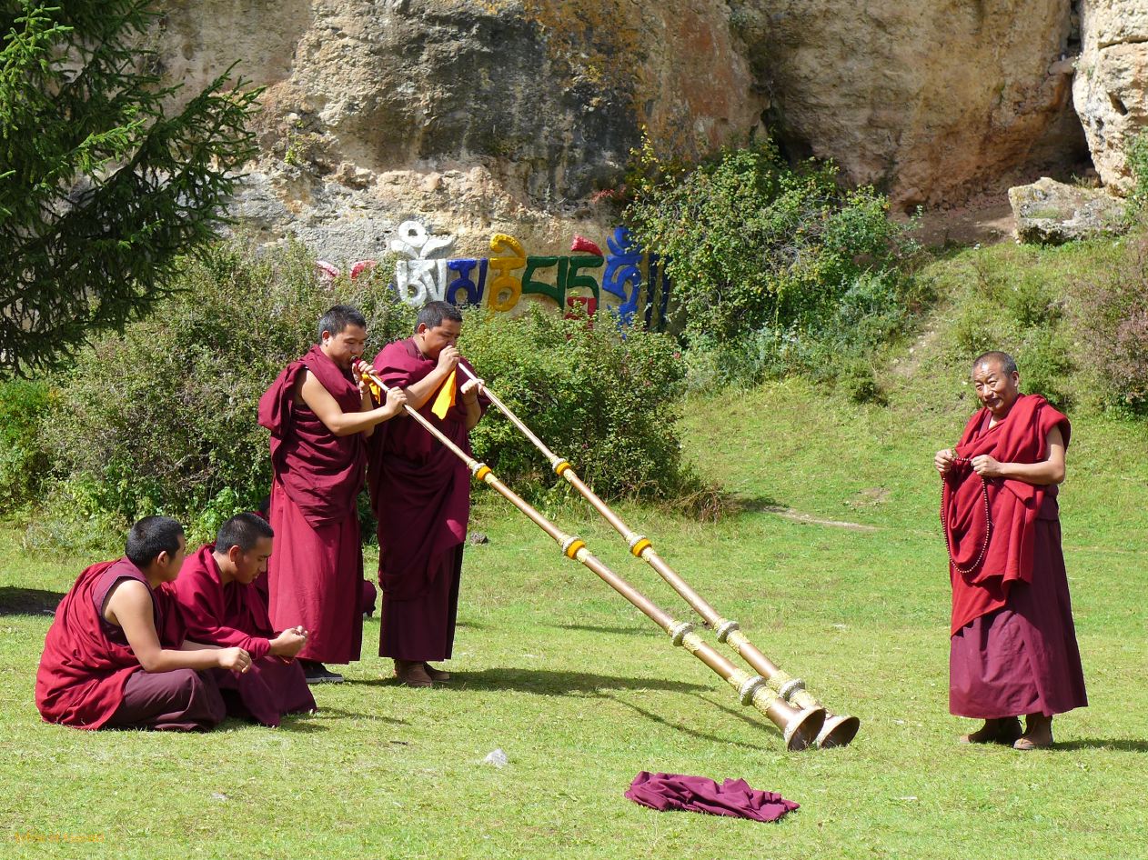 04 27 Langmusi Kerti Gompa les moines musiciens 