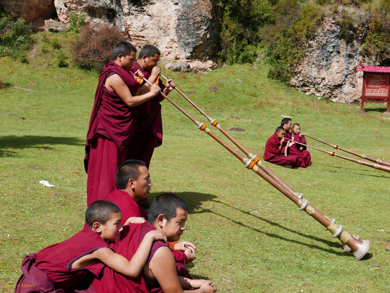 04 28 Langmusi Kerti Gompa les moines musiciens 