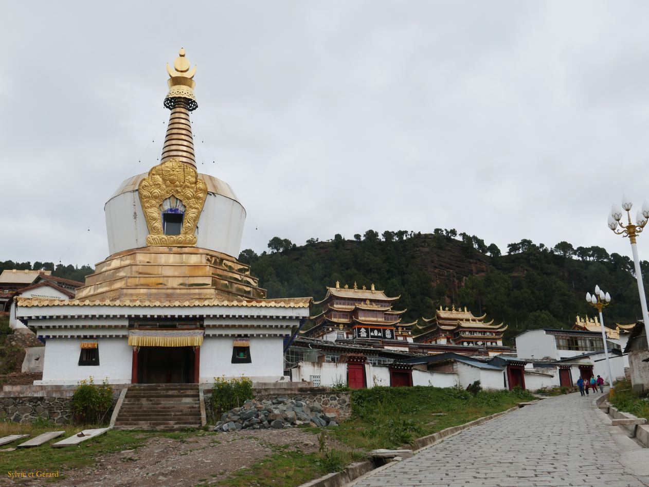 04 38 Langmusi Serti Gompa le stupa 