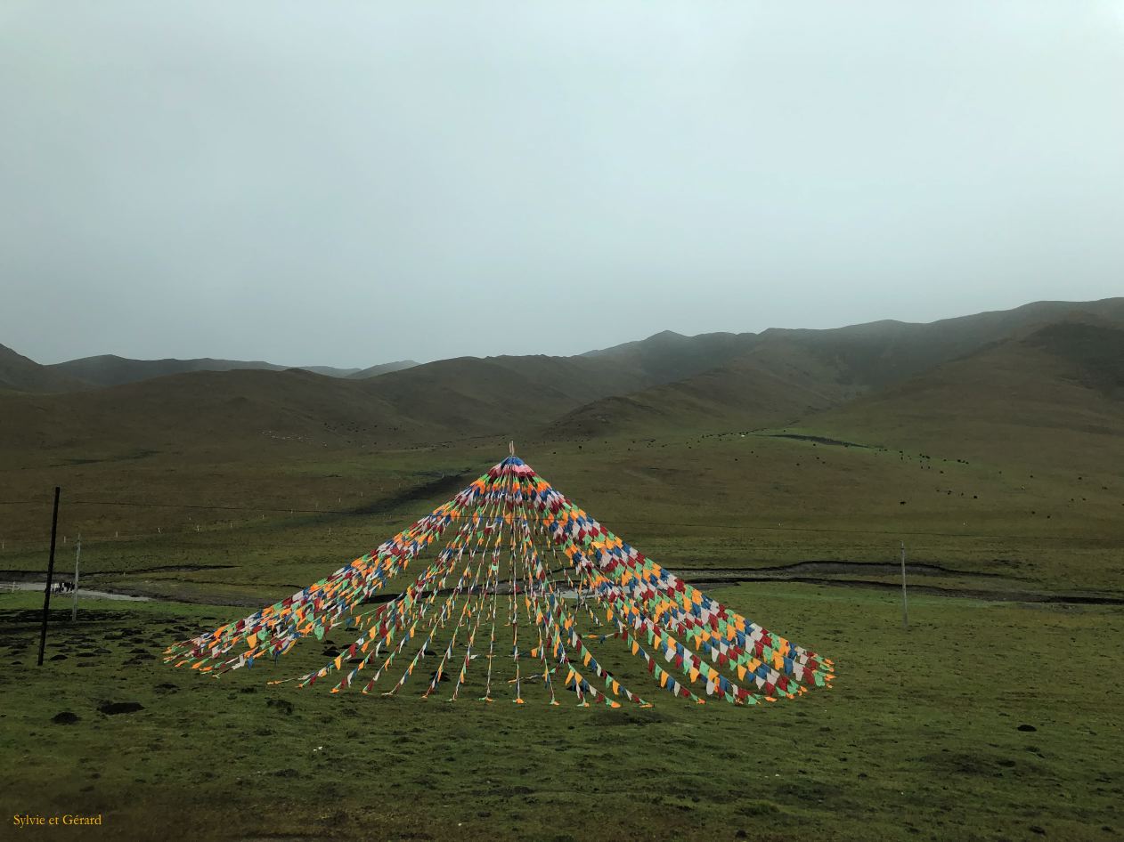 04 50 Langmusi la route dans les alentours drapeaux à prières