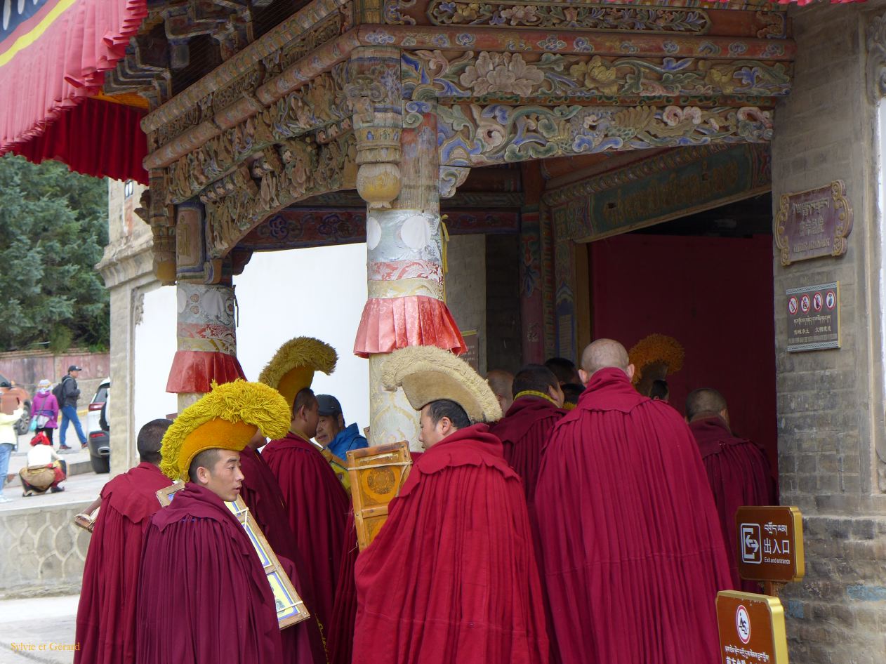 01 17 Xining monastère Ta'er si moines au bonnet jaune  