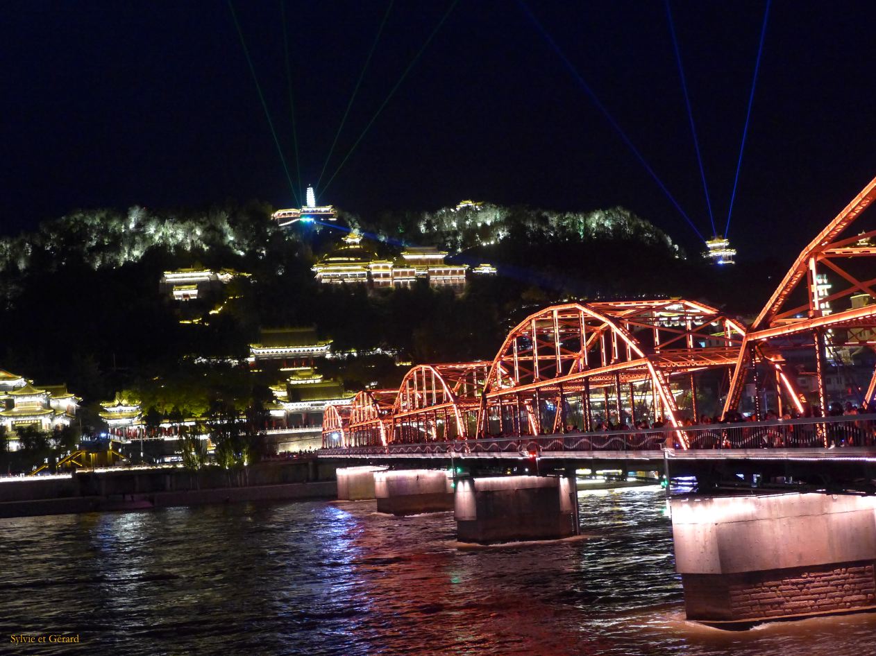 05 16 Lanzhou le Pont de Fer et la colline de nuit