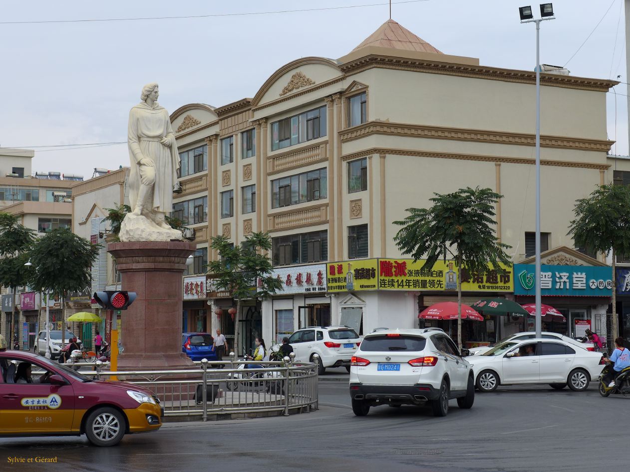 06 13 Zhangye statue de Marco Polo qui aurait vécu là quelques mois