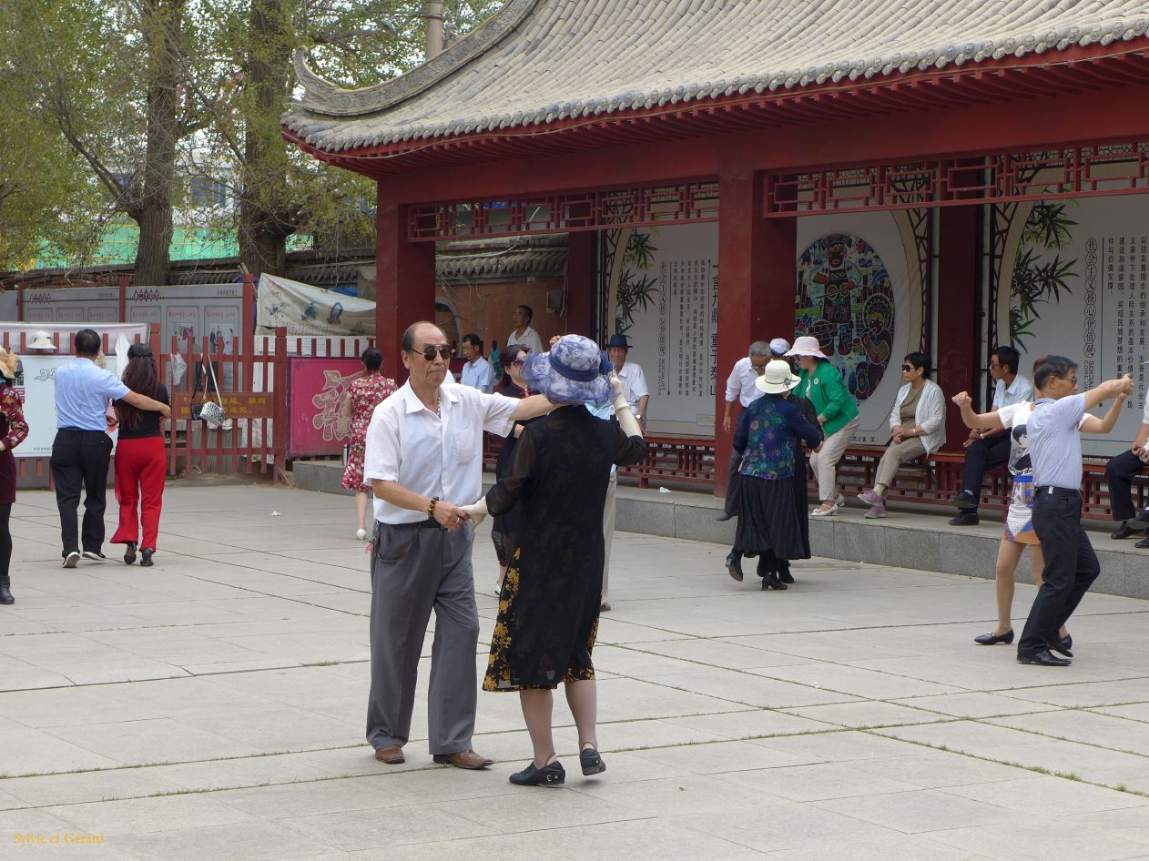 06 19 Zhangye danses en fin d'après-midi sur une place de la ville