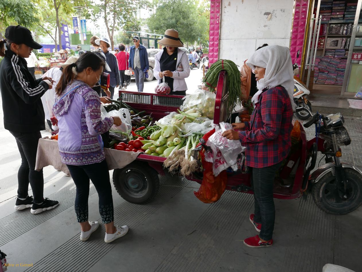 06 22 Zhangye sur le marché vente de fruits et légumes