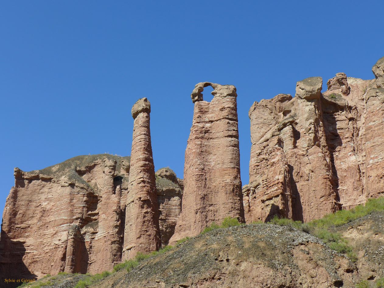 06 26 Zhangye Binggou Ice Valley Danxia National Geological Park les pilliers du Ying et du Yang 